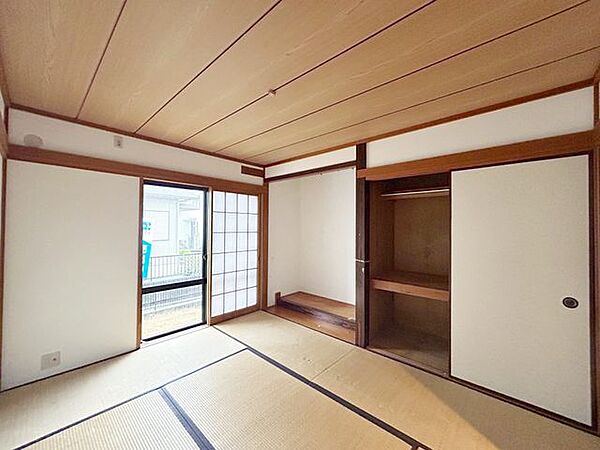 【リフォーム中写真】1階和室を別の角度から撮影しました。押し入れもあるのでお布団を仕舞っておくこともできますよ。お客様がいらしたときの客間としてもお使いいただけます。