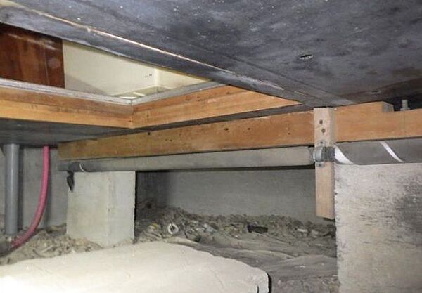 【床下写真】中古住宅の3大リスクである、雨漏り、主要構造部分の欠陥や腐食、給排水管の漏水や故障を2年間保証します。その前提で床下まで確認の上でリフォームし、シロアリの被害調査と防除工事もおこないます。