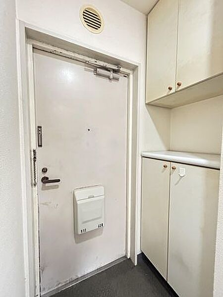 【リフォーム中写真8/3撮影】玄関はシューズボックスクリーニング予定。中には棚板がついているのでご家族分の靴を収納することが出来ますよ。