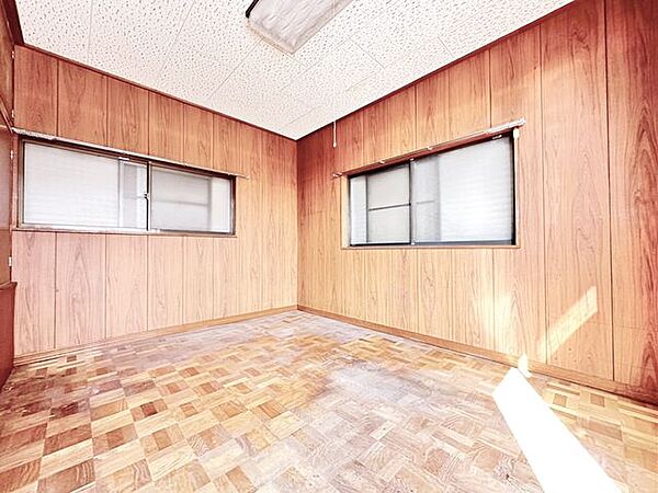 【リフォーム中写真9/11撮影】2階洋室写真です。床は傷や汚れに強い永大産業の幅の広いノンワックスの床材を上張り致します。天井クロスも張り替え綺麗なお部屋に生まれ変わりますよ。