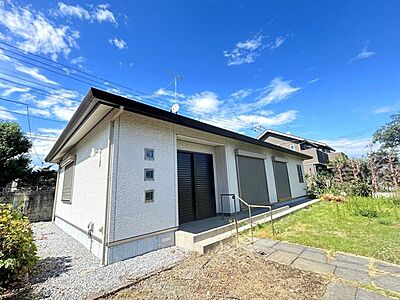 外観：【積水ハウス様施工】【平家・4台駐車可能】【オール電化】築浅の平家住宅です。落ち着いた外観とゆとりのある敷地が魅力。お庭スペースもあり、ゆったりとした時間をお過ごしいただけます。