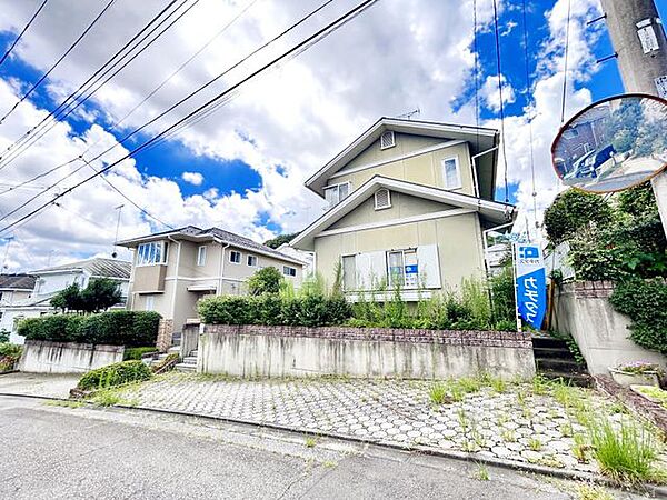 随時ご案内可能ですので、内覧希望の方はお電話ください。閑静な住宅街にあるおうち。