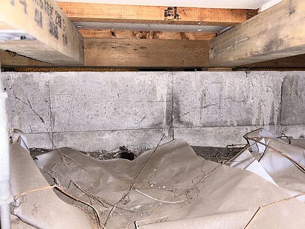 中古住宅の3大リスクである、雨漏り、主要構造部分の欠陥や腐食、給排水管の漏水や故障を2年間保証します。その前提で床下まで確認の上でリフォームし、シロアリの被害調査と防除工事もおこないます。