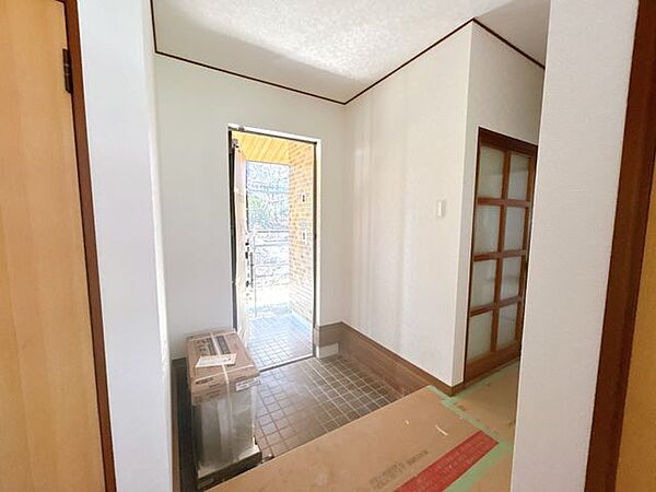 【リフォーム中【リフォーム中 8月8日更新〔玄関内観〕】照明交換予定です。