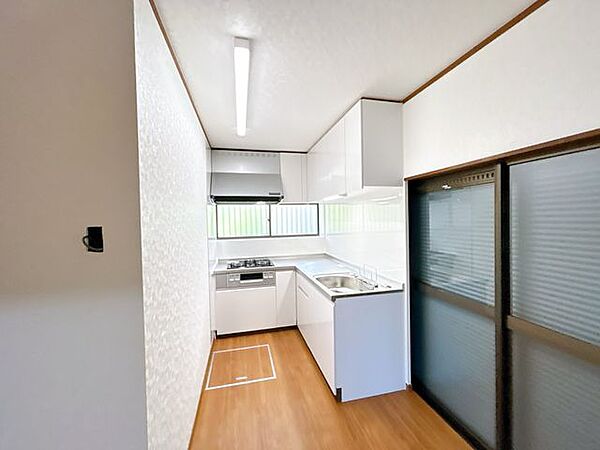 【リフォーム中8月8日更新〔キッチン〕別角度】照明交換、クロス交換、床は重ね張りを行う予定です。スイッチコンセントも新品に交換予定です。