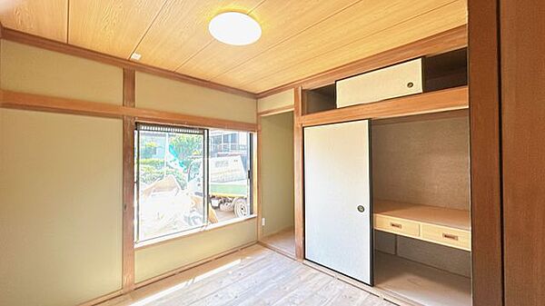 【リフォーム中8月8日更新〔1階西側和室〕】照明交換、クロス交換、床は畳表替えを行う予定です。スイッチコンセントも新品に交換予定です。