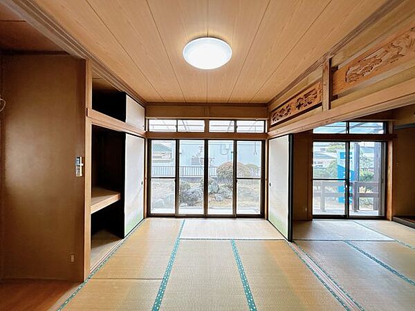（現況の居間）6帖に居間を撮影。南側の窓からは明るい陽射しが差し込みます。ご家族団らんのスペースとして是非ご利用ください。