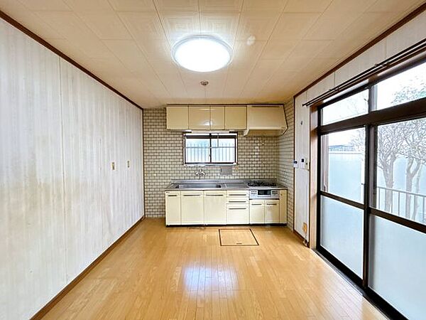 （現況のキッチン）キッチンスースを撮影。お食事スペースとしてご利用頂く事も可能です。