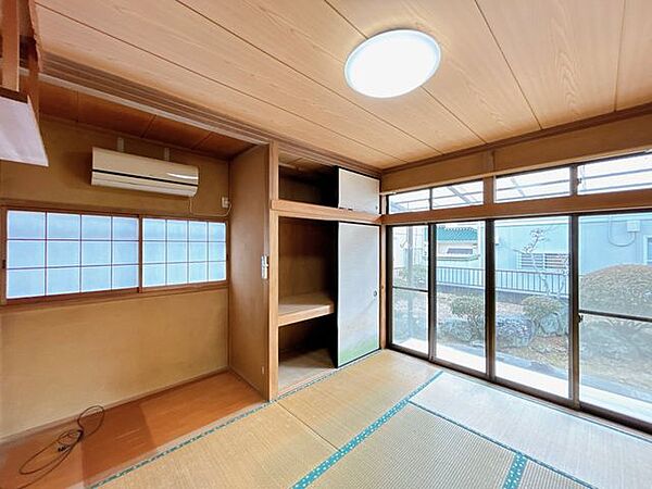 （現況の居間）南側の窓からは明るい陽射し差し込みます。
