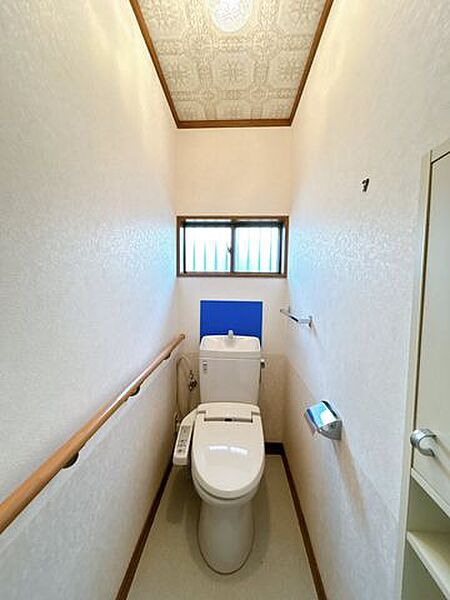 （現況のトイレ）1階トイレ部分を撮影。2階にもトイレがございます。