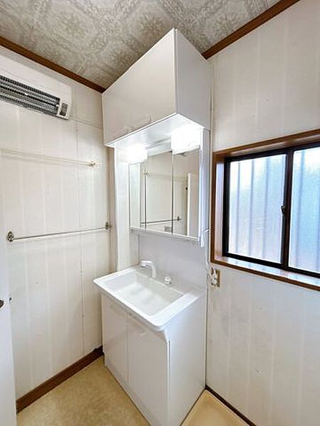 （現況の洗面室）1階洗面台を撮影。750ｍｍサイズがあるので、ゆったりと使用して頂く事が可能です。