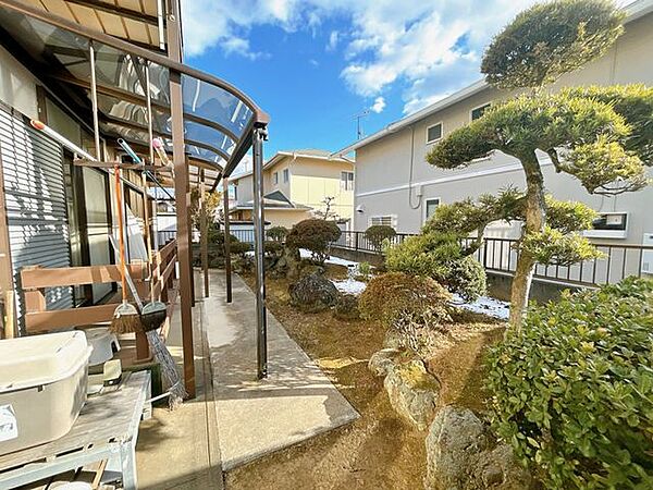 （現況の庭）南側の庭には明るい陽射しが差し込みます。庭の一部を駐車場に拡張工事中です。