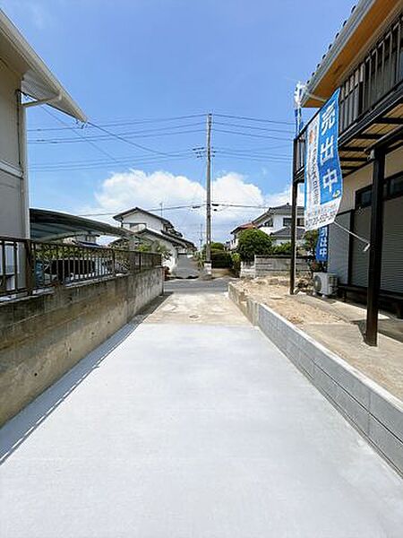 (現況の外観）ウッドデッキの付いた住宅です。