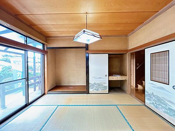 （現況の1階南側間室）1階南側和室を撮影。1間収納と床の間があるお部屋です。客間としてご利用なされるのもいいですね。