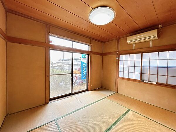 （現況の西側和室）2階西側の和室撮影。6帖のスペースがあります。角部屋になるので双方の窓から明るい陽射しが差し込みます。