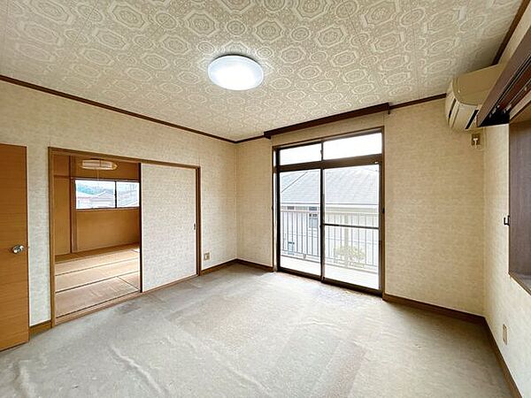 （現況の2階洋室）2階8帖洋室。角部屋になるので双方の窓から明るい陽射しが差し込みます。