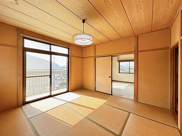 （現況の2階和室）2階和室を撮影。こちらも角部屋になるので双方の窓から明るい陽射しが差し込みます。