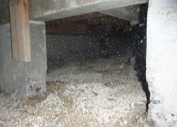 中古住宅の3大リスクである、雨漏り、主要構造部分の欠陥や腐食、給排水管の漏水や故障を2年間保証します。その前提で床下まで確認し、シロアリの被害調査と防除工事も行います