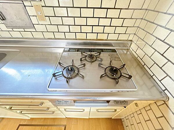 （現況のキッチン）キッチンは3つ口です。朝の忙しい時など重宝しますね。