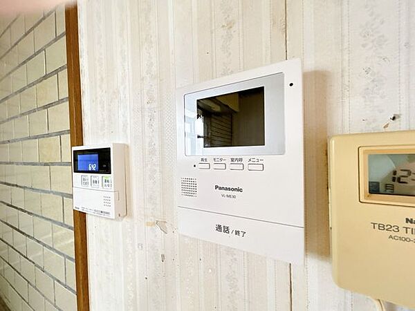 （現況のモニターフォン）インターフォンモニター付きのものが設置されています。