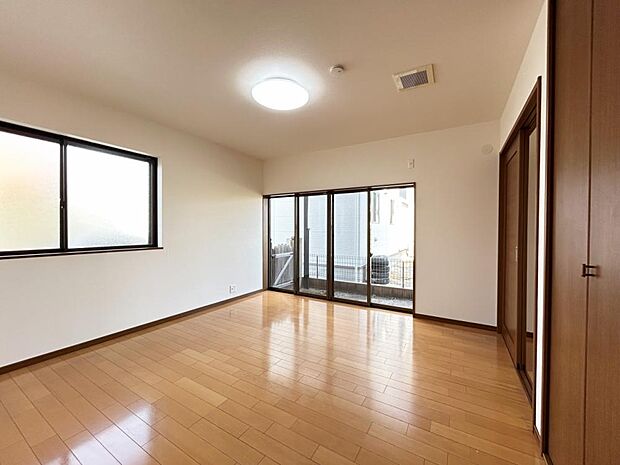 【リフォーム完成】1階8.5帖洋室の写真です。壁天井クロス張替え・照明交換致しました。
