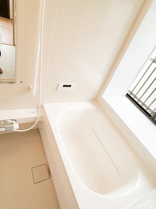 【リフォーム完了】浴室はハウステック製の新品のユニットバスに交換済。新しい浴槽で、1日の疲れをゆっくり癒すことができますよ。