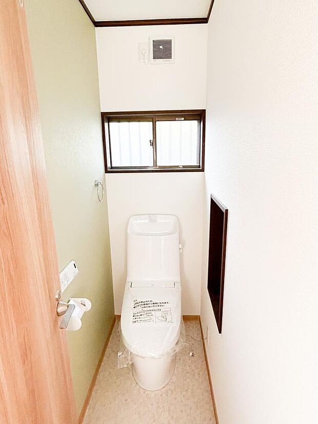 【リフォーム完了】トイレはTOTO製の温水洗浄便座に交換済。洗浄量は従来のものより大幅な節水を実現、少ない水でもしっかりと洗浄。表面は凹凸がないため汚れがつきにくく、継ぎ目のない形状でお手入れも簡単で