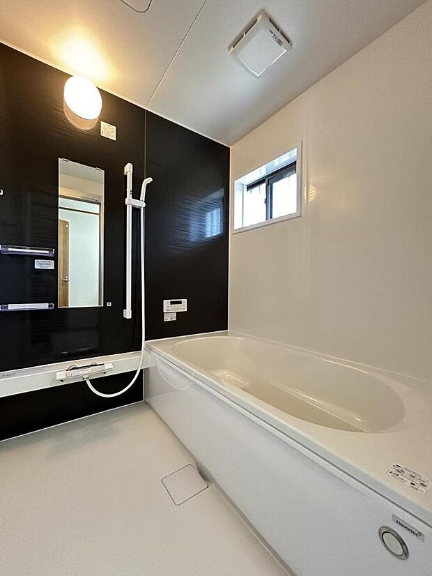 （リフォーム完成写真）浴室の写真です。既存の浴室解体しました。1坪タイプのユニットバスに新品交換致しました。