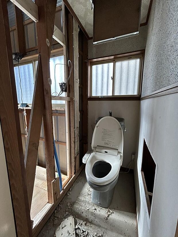 【リフォーム中・5月18日撮影】1階トイレの写真です。トイレは新品交換・床クッションフロア張替え・壁天井クロス張替え・照明交換を行います。