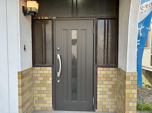 【リフォーム中・5月18日撮影】玄関ドアは前所有者によって交換しています。鍵交換予定。