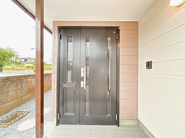 【リフォーム完成】玄関の様子です。親子ドアなので大きな荷物の出し入れに便利です。鍵・照明交換しました。