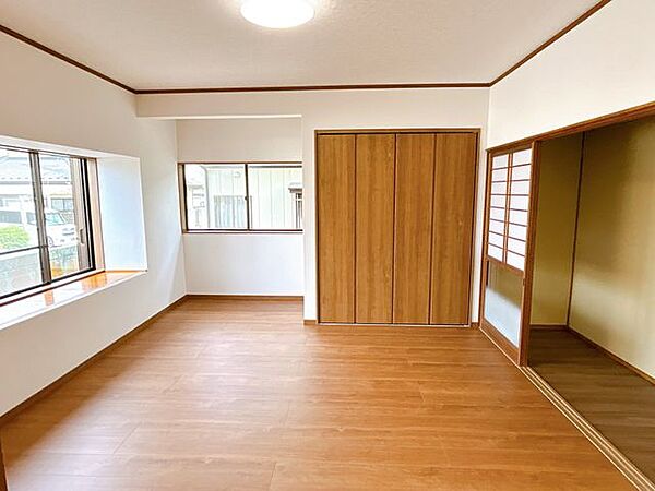 【リフォーム完成】1階8畳の和室をリビングに変更しました。壁クロス張替え、フローリング張、クローゼット設置、照明交換しました。