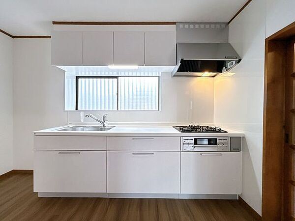 【リフォーム完成】キッチンは新品のシステムキッチンに交換しました。天板が人造大理石で熱や傷に強くお手入れがしやすいです。
