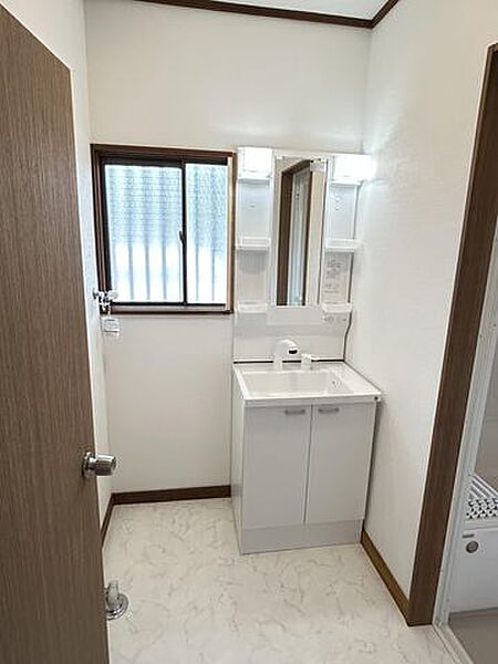 【リフォーム完成】洗面室の洗面台はシャワー付き洗面台に新品交換しました。伸縮するホース式なのでお掃除らくらく、朝シャンも楽しめます。