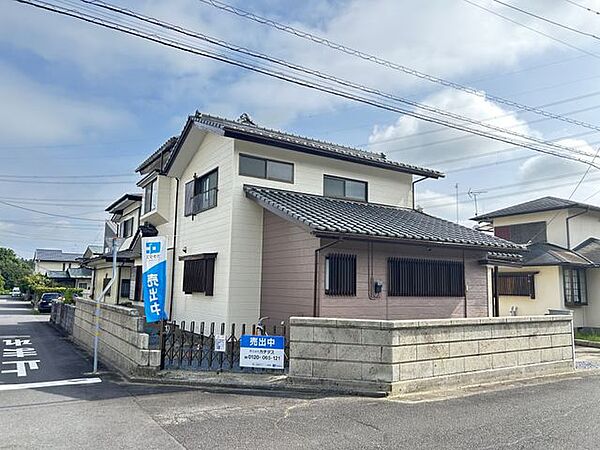 価格には消費税、リフォーム費用を含みます。自社物件につき随時ご案内可能。内覧希望の方はお電話ください。【リフォーム完成】北東側から見た外観です。