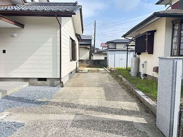 【リフォーム完成】駐車場の様子です。カーポート撤去、奥の草木撤去し3台（車種による）止められる様にしました。