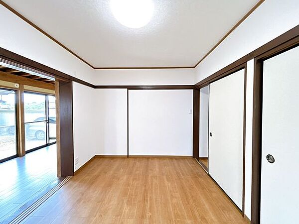 【リフォーム完成】1階中央6畳の和室は洋室に変更しました。壁クロス張、襖張替、フローリング張、照明交換しました。