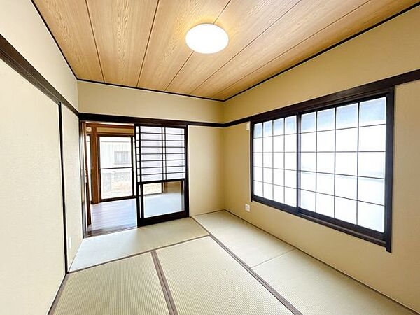 【リフォーム完成】1階西側6畳の和室は玄関からすぐの位置にあり客間として使えます。壁塗装、畳表替え、障子襖張替、照明交換します。