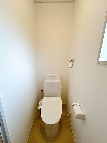 【リフォーム完成】二階にもトイレがあります。トイレ新品交換、床クッションフロア張、天井・壁クロス張替、照明交換します。