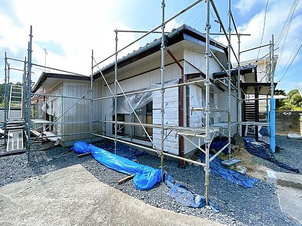 【リフォーム中・8/9撮影】ウッドデッキを撤去し縦列2台駐車可能になります。