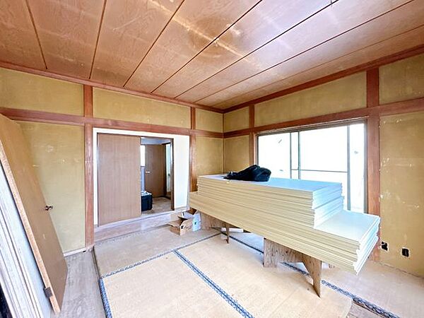 【リフォーム中・8/9撮影】8帖和室別角度の写真です。畳表替え、壁天井クロス張替えを行います。