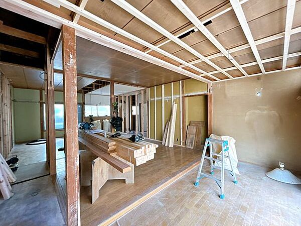 【リフォーム中・8/9撮影】8帖洋室側からみたLDKの写真です。フローリング張替え、壁天井クロス、照明交換を行います。