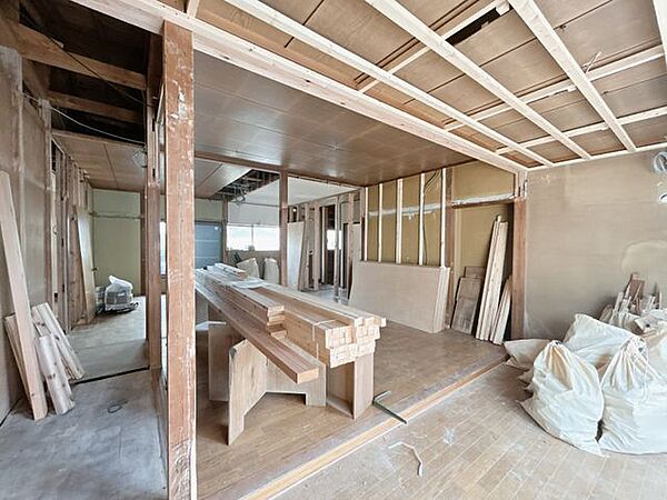 【リフォーム中・8/23撮影】8帖洋室側からみたLDKの写真です。フローリング張替え、壁天井クロス、照明交換を行います。