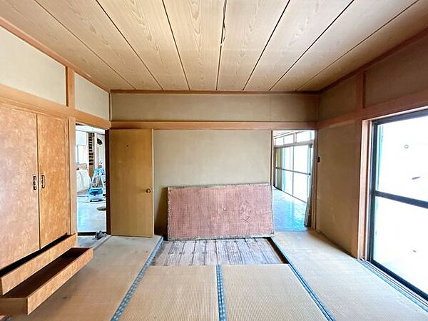 【リフォーム中・8/9撮影】8帖洋室になるお部屋です。現在のドアは塞ぎ、独立した居室に変更いたします。