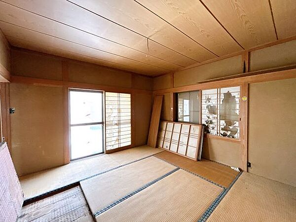 【リフォーム中・8/9撮影】8帖洋室になるお部屋別角度の写真です。壁天井クロス張替え、フローリング張替え、照明交換を行います。