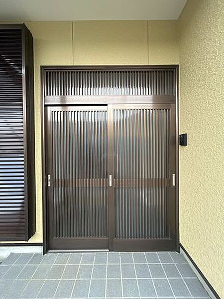 【リフォーム完成】玄関タイルにあがる階段を作りました。玄関は鍵交換済。照明交換済。