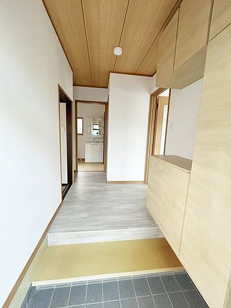 【リフォーム完成】靴を脱いでから二段になっていて、出入りしやすいです。