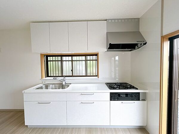 【リフォーム完成】キッチンは新品のシステムキッチンに交換済。天板が人造大理石で熱や傷に強くお手入れがしやすいです。