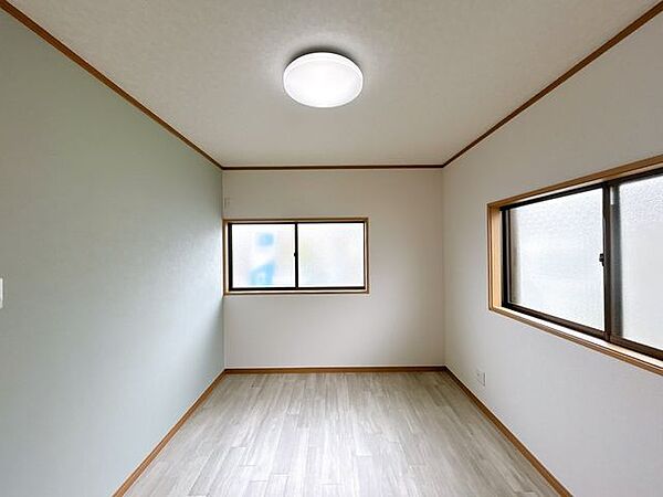【リフォーム完成】洋室6帖は床クッションフロア張り、天井壁クロス張替、照明交換済。