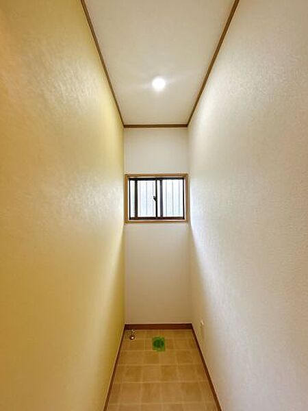 【リフォーム完成】トイレはシャワートイレに新品交換予定（8月上旬取り付け予定）。天井壁クロス張替、クッションフロア張替、照明交換済。